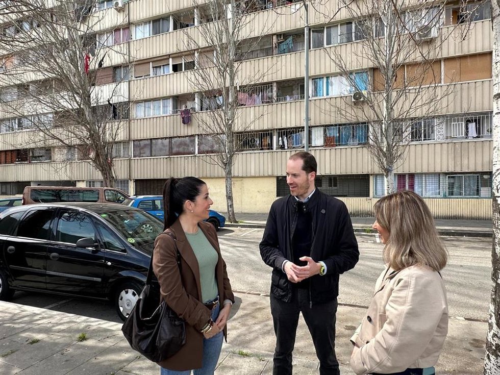 El portavoz del PP en el Parlament, Juan Fernández, con las concejales del partido en Sant Adri de Bess (Barcelona), Irene Pardo y Desiré Aguilar