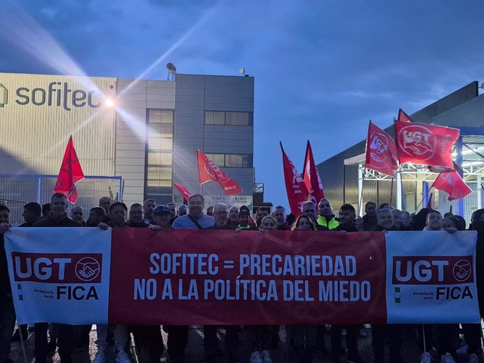 Imagen de la concentración sindical en la planta de Sofitec