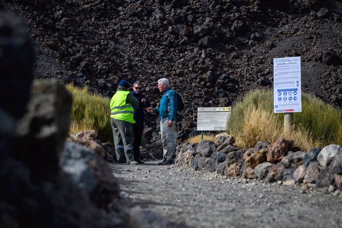 Archivo - Reabiertos accesos al pico del Teide para montañeros federados, profesionales y empresas autorizadas