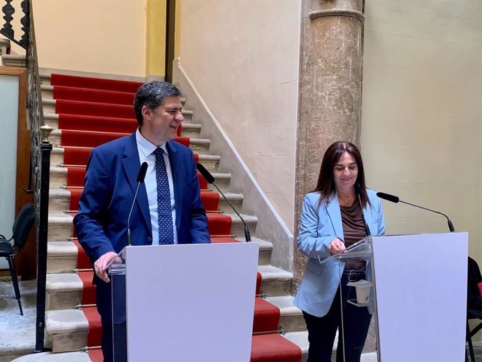 El conseller de Turismo, Cultura y Deportes, Jaume Bauzà, y la portavoz de Vox en el Parlament, Manuela Cañadas, en rueda de prensa.