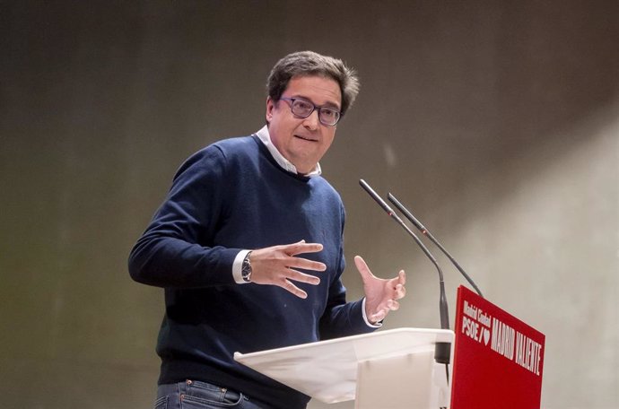 El secretario general del PSOE de Madrid y ministro para la Transformación Digital y de la Función Pública, Óscar López, interviene durante la clausura de la II Asamblea del PSOE Madrid Ciudad, en la sede de UGT, a 6 de abril de 2025, en Madrid (España). 