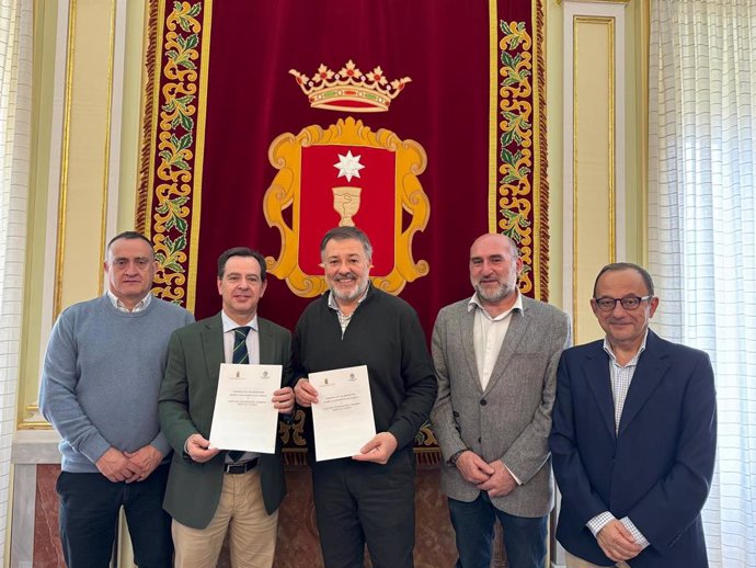 Ayuntamiento y Junta de Cofradías renuevan su convenio de colaboración de cara a Semana Santa.