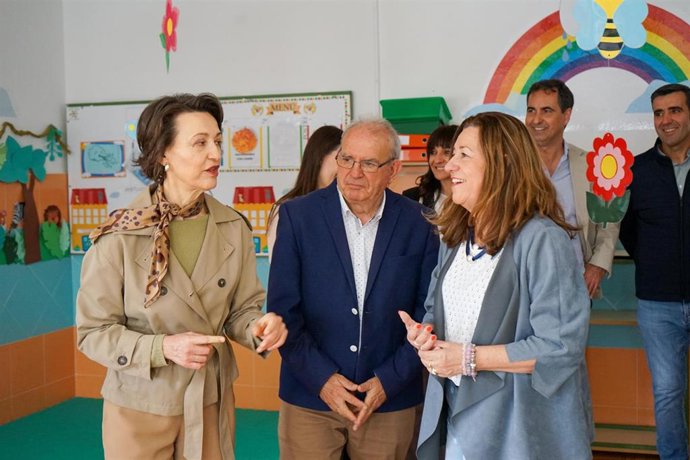 La consejera de Desarrollo Educativo, Carmen Castillo (d), visita la EI Los Jazminez de Vícar (Almería).