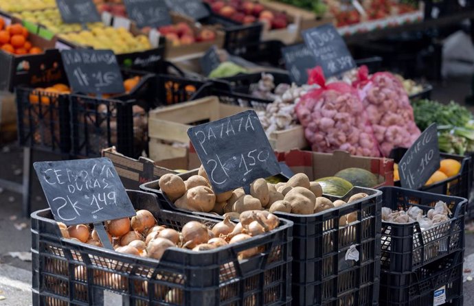 Un mercado de alimentos, a 14 de marzo de 2025, en Madrid (España). Imagen de archivo.