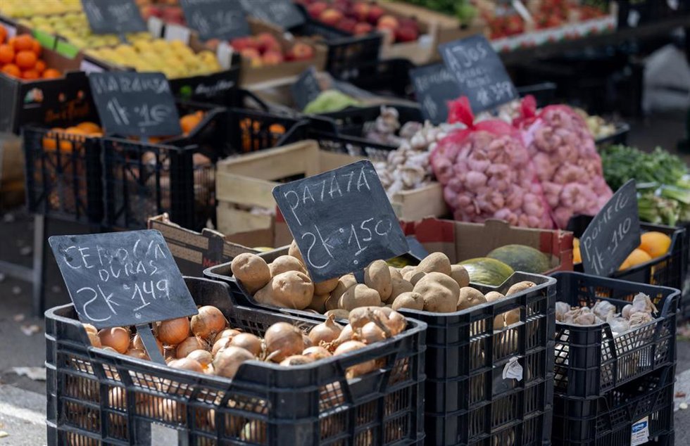 Un mercado de alimentos, a 14 de marzo de 2025, en Madrid (España). Imagen de archivo.