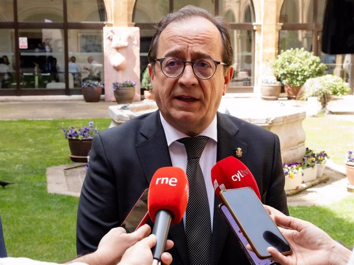 Rodríguez Santocildes toma posesión como presidente de la abogacía de CyL .