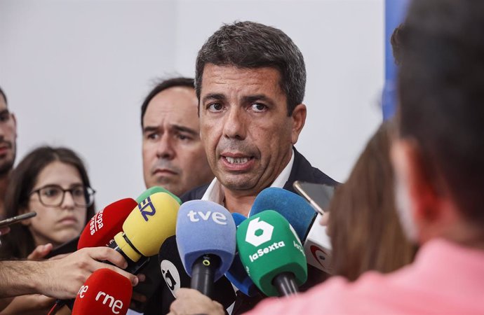 Archivo - O presidente da Generalitat Valenciana e presidente da PPCV, Carlos Mazón, atende a imprensa em sua chegada à reunião do Comitê Executivo Autônomo e do Conselho de Administração Autônomo da PPCV, na sede da PPCV, em 11 de julho de 202.
