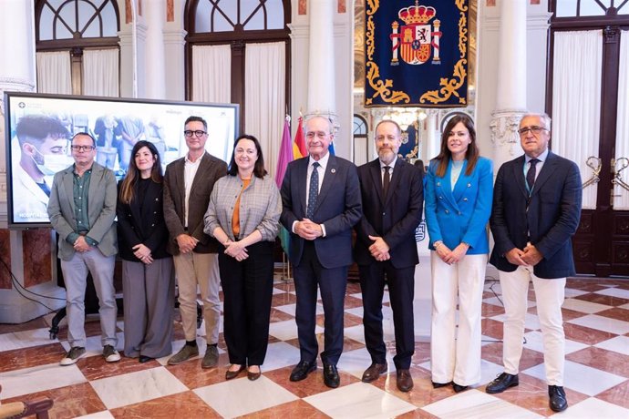 El alcalde, Francisco de la Torre; la edil Mariana Pineda; el responsable territorial de 'la Caixa', Juan Carlos Barroso; la directora comercial de CaixaBank, Carmen González; el gerente del Regional, José Ortega; y el presidente de Cultura en vena.