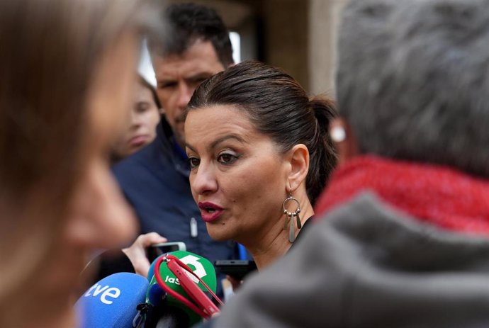 La ministra de Juventud e Infancia, Sira Rego, ofrece declaraciones a los medios tras una reunión con la delegada del Gobierno Pilar Bernabé en València.