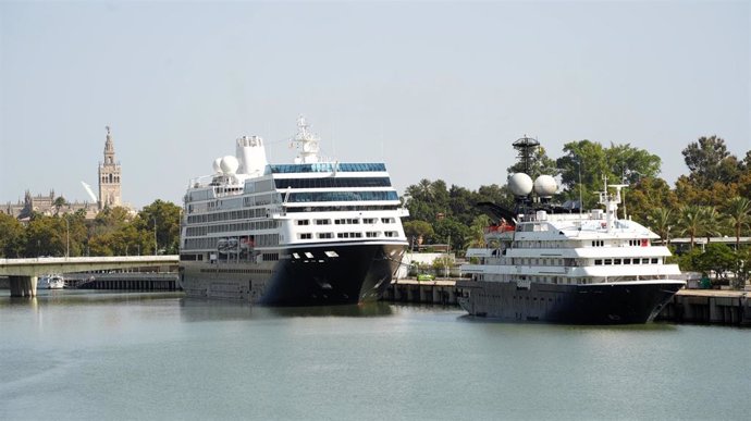 El Azamara Quest y el Corinthian en 2024 en Sevilla