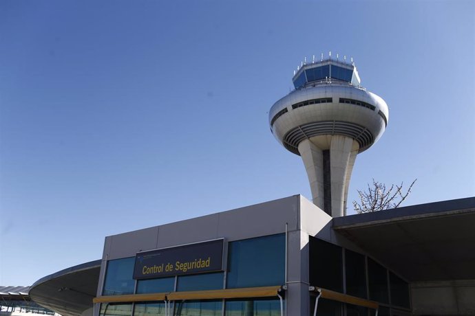 Archivo - Aeropuerto de Barajas, vistas de torre de control, torre norte, control de seguridad.