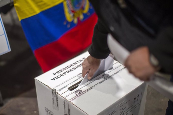 Archivo - Imagen de archivo de ciudadanos ecuatorianos residentes en España participando en la primera vuelta de las elecciones presidenciales en febrero