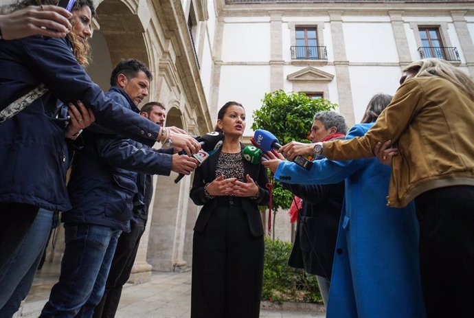 La ministra de Juventud e Infancia, Sira Rego, ofrece declaraciones a los medios en València.