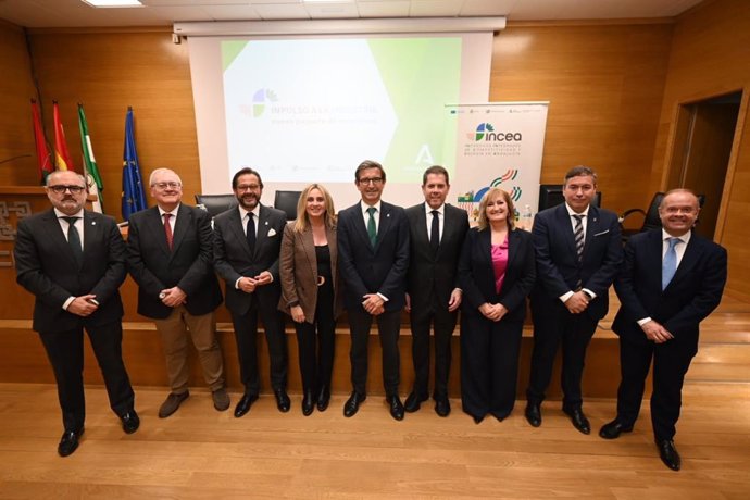 El consejero de Industria, Energía y Minas de la Junta de Andalucía, Jorge Paradela, ha presentado este viernes en Granada dos instrumentos de ayudas para el desarrollo de la industria en Andalucía y que suman 400 millones.