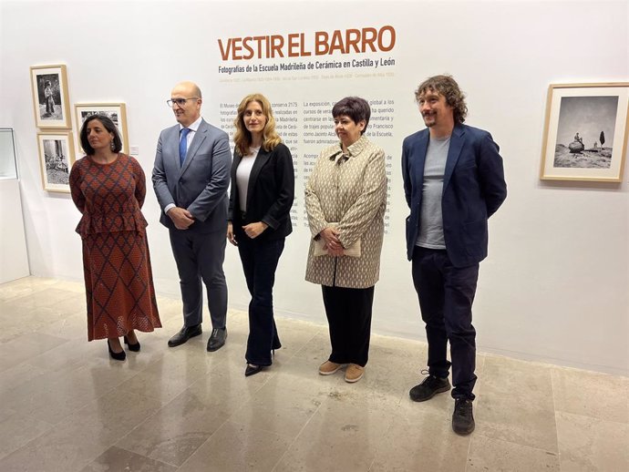 Inauguración de la exposición 'Vestir el barro. Fotografías de la Escuela Madrileña de Cerámica en Castilla y León'.