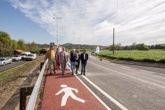El Consejero De Fomento, Vivienda, Ordenación Del Territorio Y Medio Ambiente, Roberto Media, Inaugura La Carretera Galizano-Langre