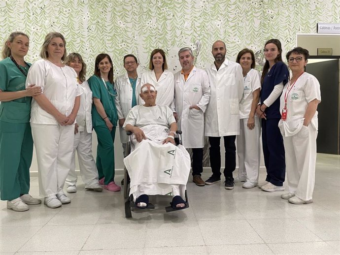 El primer paciente al que se ha aplicado la técnica HIFU para el Parkinson en el Hospital Reina Sofía de Córdoba, rodeado por el equipo implicado.