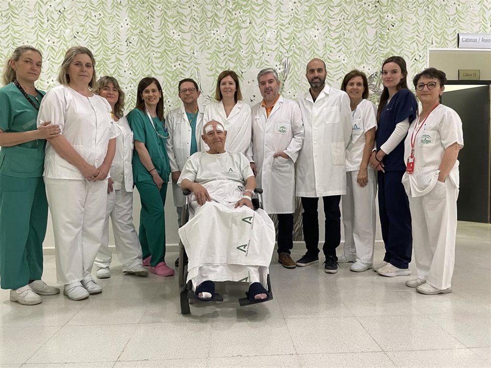 El primer paciente al que se ha aplicado la técnica HIFU para el Parkinson en el Hospital Reina Sofía de Córdoba, rodeado por el equipo implicado.