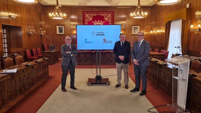 De izquierda a derecha, el consejero delegado de la Sociedad Pública de Infraestructuras y Medio Ambiente de CyL  (Somacyl), José Manuel Jiménez; el presidente de la Diputación de Zamora, Javier Faúndez; y el delegado territorial. Fernando Prada.