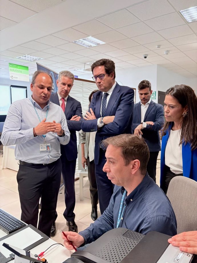Óscar López En La Visita A La Sede De HP En La Capital Leonesa.