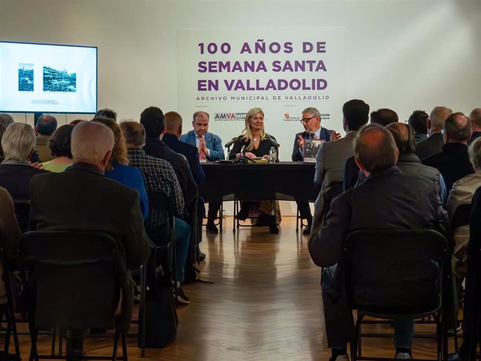 La concejala de Educación y Cultura, Irene Carvajal, presenta el libro-catálogo de la exposición '100 años de Semana Santa en Valladolid'
