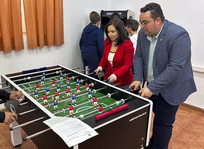 Irene Aguilara jueega al futbolín en 'Tu Espacio' de Monturque.