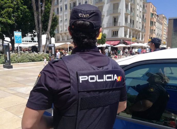 Archivo - Agente de la Policía Nacional en Málaga