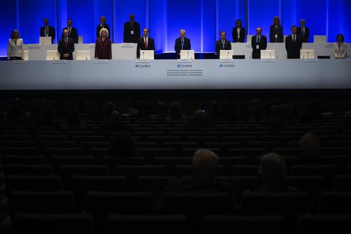 El presidente de Caixabank, Tomás Muniesa (D), y el consejero delegado de Caixabank, Gonzalo Gortázar (I), durante la Junta General Ordinaria de Accionistas de Caixabank 2025, a 11 de abril de 2025, en Valencia, Comunidad Valenciana (España). Durante la j