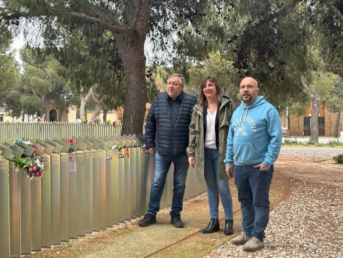 La portavoz del grupo municipal del PSOE en el Ayuntamiento de Zaragoza, Lola Ranera, en el cementerio de Torrero