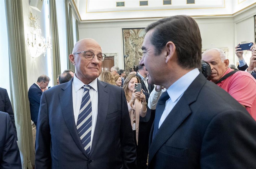 Archivo - El presidente del BBVA, Carlos Torres Vila (d), y el presidente del Banco Sabadell, Josep Oliu (i), conversan tras la ceremonia de toma de posesión del nuevo gobernador del Banco de España, en el Banco de España, a 24 de septiembre de 2024, en