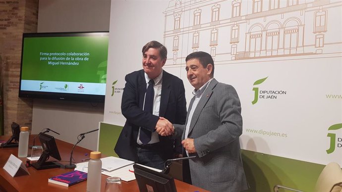 García Montero y Reyes en la firma del protocolo entre Diputación de Jaén y el Instituto Cervantes.