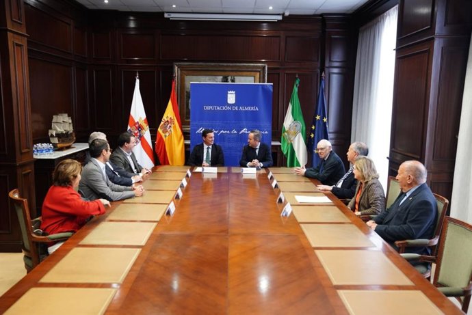 El presidente de la Diputación de Almería recibe a la nueva junta de gobierno de la Hermandad Virgen del Mar.