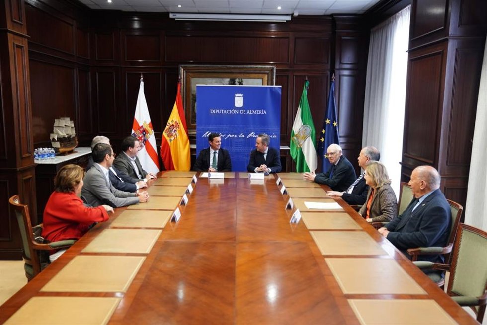 El presidente de la Diputación de Almería recibe a la nueva junta de gobierno de la Hermandad Virgen del Mar.