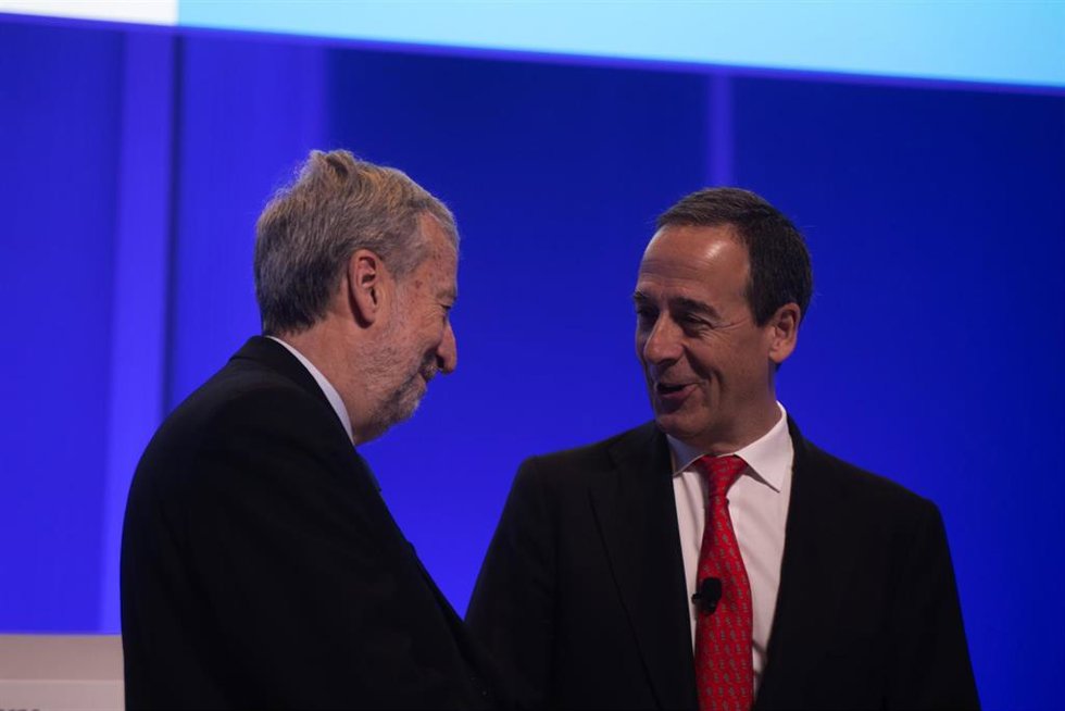 El presidente de Caixabank, Tomás Muniesa (I) y el consejero delegado de Caixabank, Gonzalo Gortázar (D), durante la Junta General Ordinaria de Accionistas de Caixabank 2025, a 11 de abril de 2025, en Valencia, Comunidad Valenciana (España). Durante la 