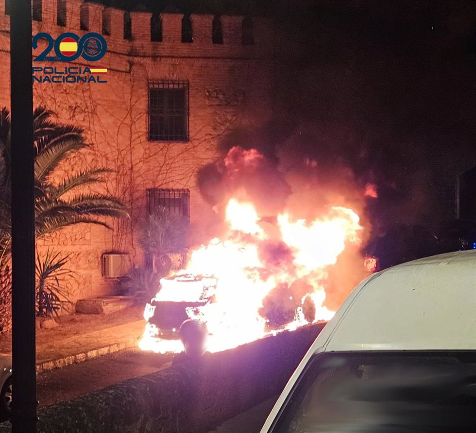 Coche ardiendo en la barriada de Pueblo Español de Palma.