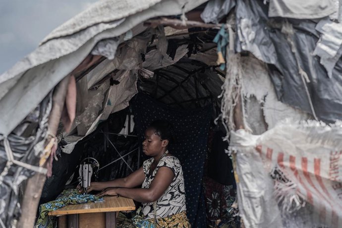 Archivo - GOMA (DR CONGO), Feb. 8, 2024  -- A woman makes clothes with a sewing machine in a refugee camp on the outskirts of Goma, North Kivu province, Democratic Republic of the Congo, on Feb. 8, 2024. Escalating violence in eastern Democratic Republic 