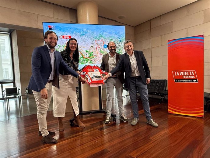 Claver, Orduna, Torres y Escartín en la presentación de la tercera etapa de la Vuelta a España femenina que saldrá de Barbastro y llegará a Huesca el próximo 6 de mayo.