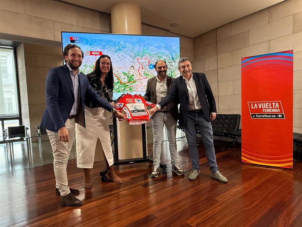 Claver, Orduna, Torres y Escartín en la presentación de la tercera etapa de la Vuelta a España femenina que saldrá de Barbastro y llegará a Huesca el próximo 6 de mayo.