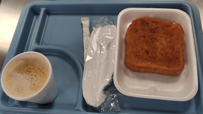 Torrijas preparadas para los pacientes ingresados en el Hospital Juan Ramón Jiménez de Huelva con motivo de la Semana Santa.