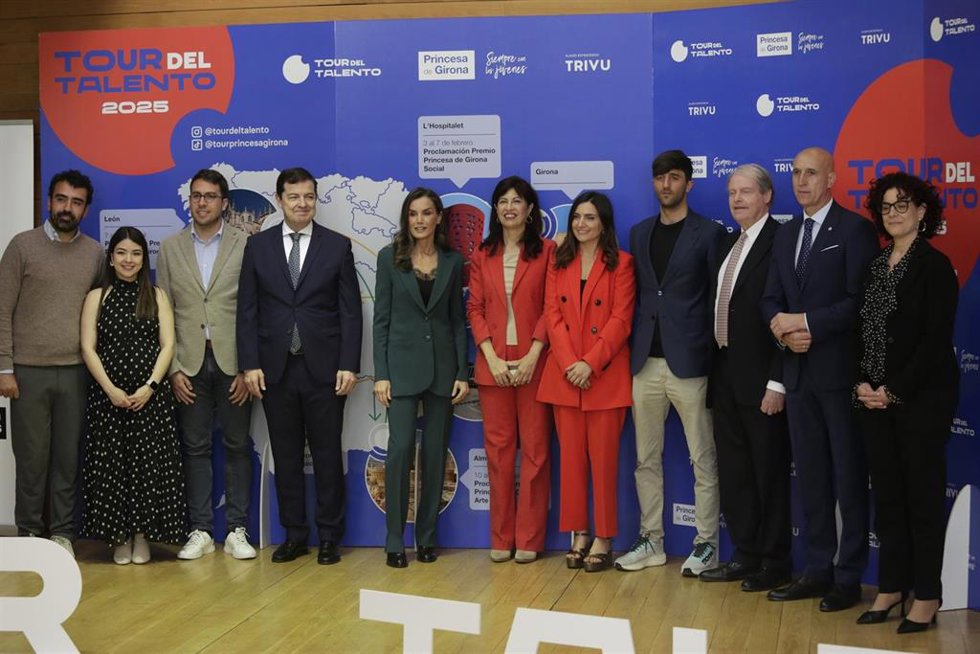 El presidente de la Junta, Alfonso Fernández Mañueco (4i), la Reina Letizia (5i), la ministra de Igualdad, Ana Redondo (c), el presidente de la Fundación Princesa de Girona, Francisco Belil (3d), y el alcalde de León, José Antonio Diez (2d).