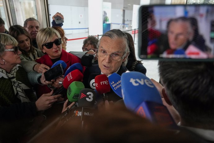 El abogado de Salomé Pradas, Eduardo de Urbano, atiende a los medios de comunicación a su salida de la Ciudad de la Justicia de Valencia, a 11 de abril de 2025, en Valencia, Comunidad Valenciana (España).