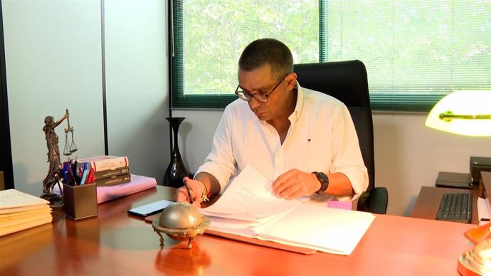 Archivo - El abogado José Antonio Sires en su despacho