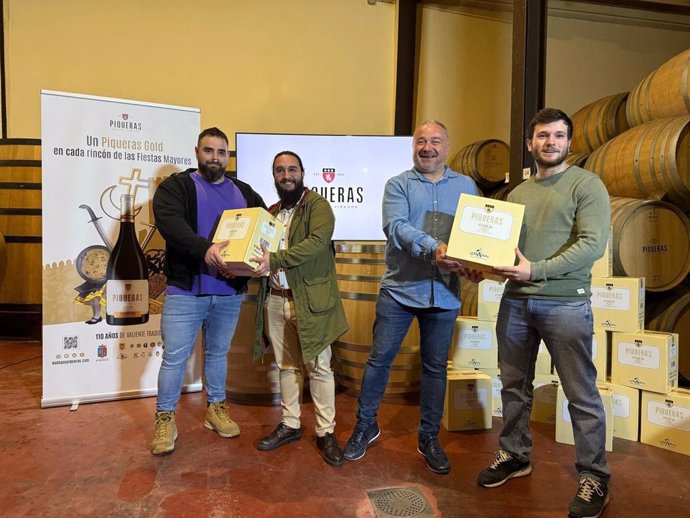Representantes de Piqueras y de los festeros almanseños