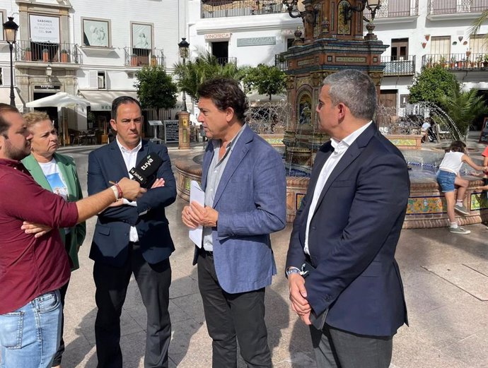Archivo - El delegado territorial de Empleo, Empresa y Trabajo Autónomo en Cádiz, Daniel Sánchez,  en su visita al Ayuntamiento de Vejer de la Frontera