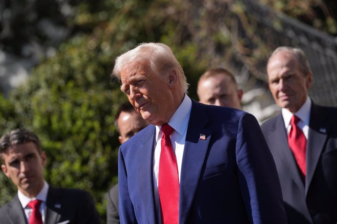 9 de abril de 2025, Washington, Distrito de Columbia, EUA: O presidente dos Estados Unidos, Donald J. Trump, participa de uma oportunidade de foto com campeões de corrida no gramado sul da Casa Branca em Washington, DC, na quarta-feira, 9 de abril de 2025