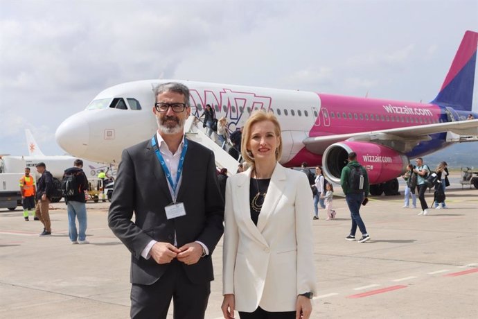 Justo Vellón asiste a la llegada del primer vuelo procedente de Cluj
