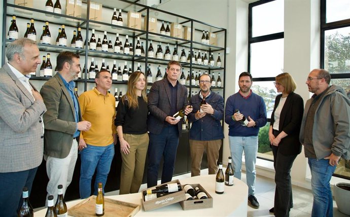 O secretario xeral do PSdeG, José Ramón Gómez Besteiro, visita as adegas Martín Códax