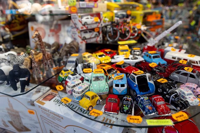 Archivo - Juguetes en el escaparate de una tienda, a 26 de diciembre de 2024, en Madrid (España).  La Unidad Fiscal y de Fronteras de Madrid de la Guardia Civil ha intervenido, en varios establecimientos, más de 2,5 millones de juguetes peligrosos e inseg