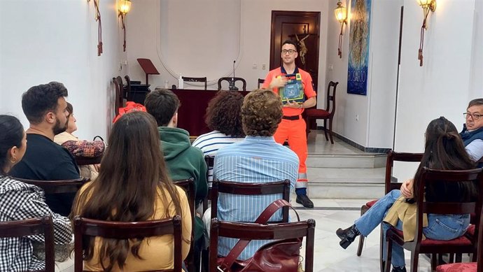 Charla de personal sanitario a las cofradías para el uso de desfibriladores en los cortejos.
