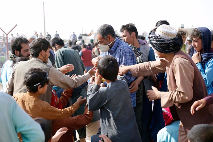 Archivo - August 17, 2021, SISTAN-BALUCHESTAN, Tehran, Iran: A handout photo made available by the Iranian Red Crescent shows Afghan refugees gather at the Iran-Afghanistan border in Sistan-Balochistan province, south-eastern Iran. As they try to enter th